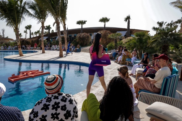 هادية غالب دمجت بين ملابس السباحة المحتشمة والأزياء المريحة