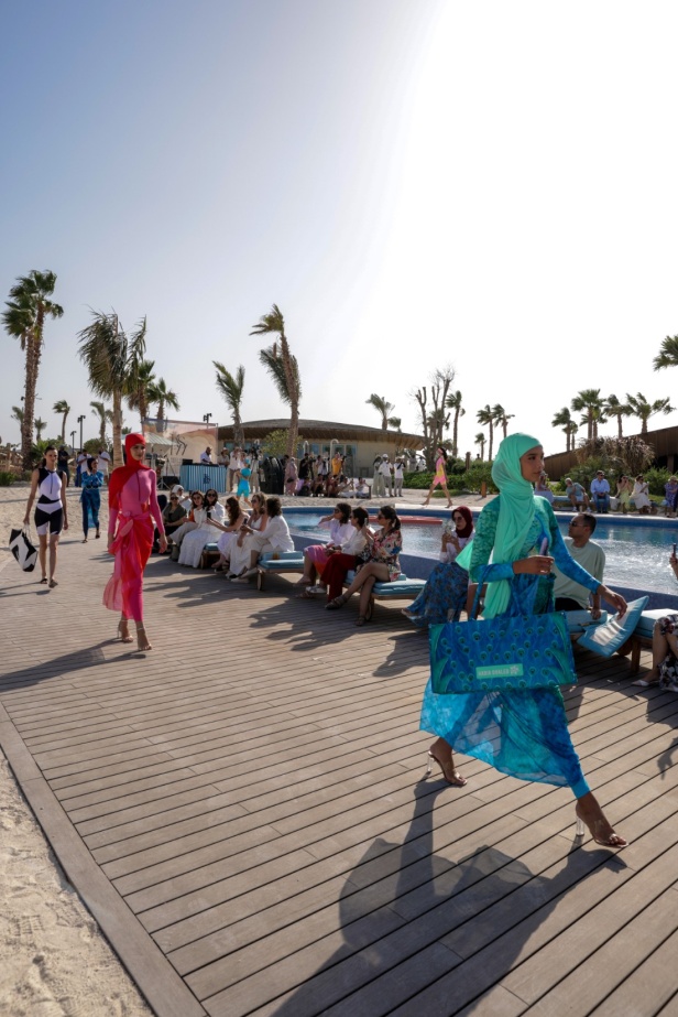 هادية غالب دمجت بين ملابس السباحة المحتشمة والأزياء المريحة