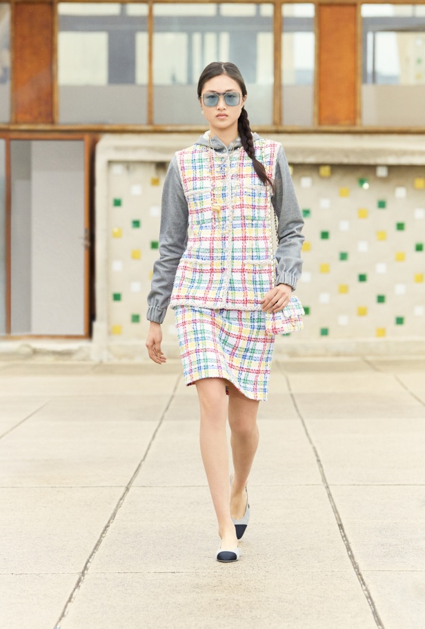 مرسيليا تستضيف عرض CHANEL لمجموعة Cruise 2024-2025: تصاميم عصرية تتناغم مع إرث كوكو شانيل