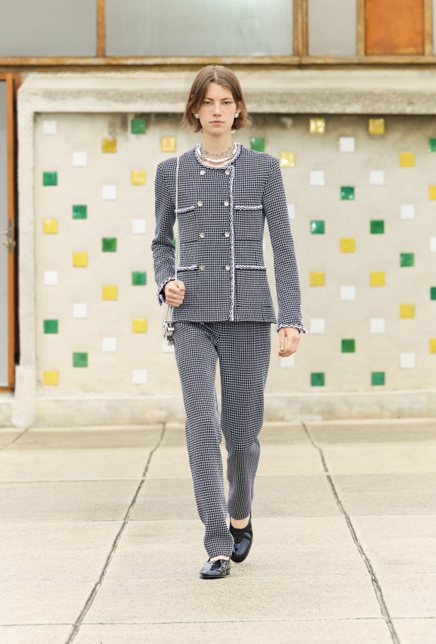 مرسيليا تستضيف عرض CHANEL لمجموعة Cruise 2024-2025: تصاميم عصرية تتناغم مع إرث كوكو شانيل