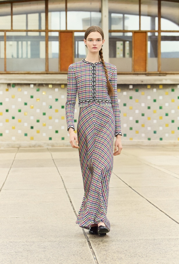 مرسيليا تستضيف عرض CHANEL لمجموعة Cruise 2024-2025: تصاميم عصرية تتناغم مع إرث كوكو شانيل