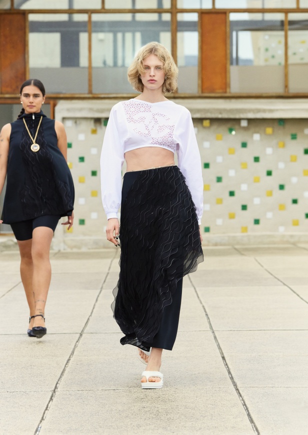 مرسيليا تستضيف عرض CHANEL لمجموعة Cruise 2024-2025: تصاميم عصرية تتناغم مع إرث كوكو شانيل