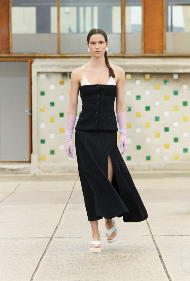 مرسيليا تستضيف عرض CHANEL لمجموعة Cruise 2024-2025: تصاميم عصرية تتناغم مع إرث كوكو شانيل