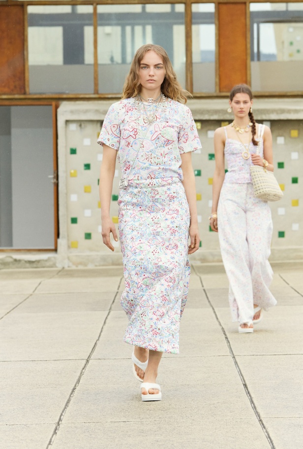 مرسيليا تستضيف عرض CHANEL لمجموعة Cruise 2024-2025: تصاميم عصرية تتناغم مع إرث كوكو شانيل