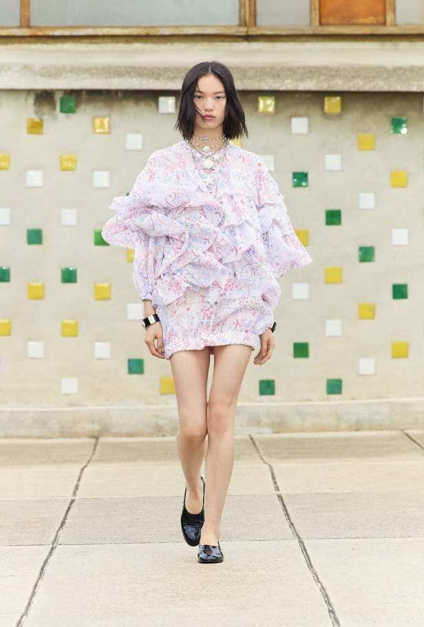 مرسيليا تستضيف عرض CHANEL لمجموعة Cruise 2024-2025: تصاميم عصرية تتناغم مع إرث كوكو شانيل