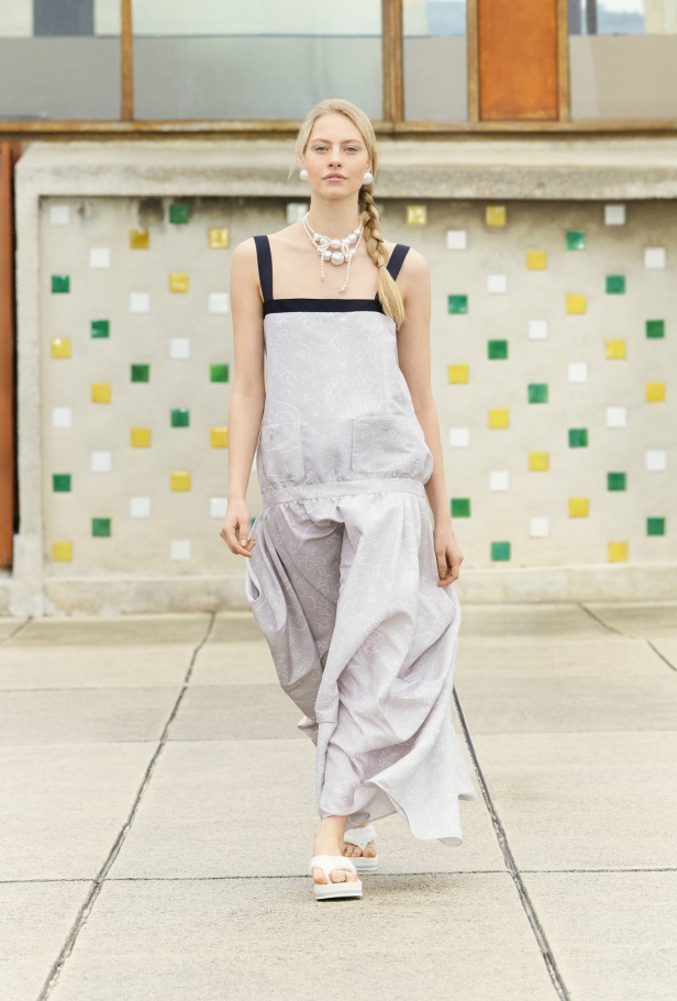 مرسيليا تستضيف عرض CHANEL لمجموعة Cruise 2024-2025: تصاميم عصرية تتناغم مع إرث كوكو شانيل