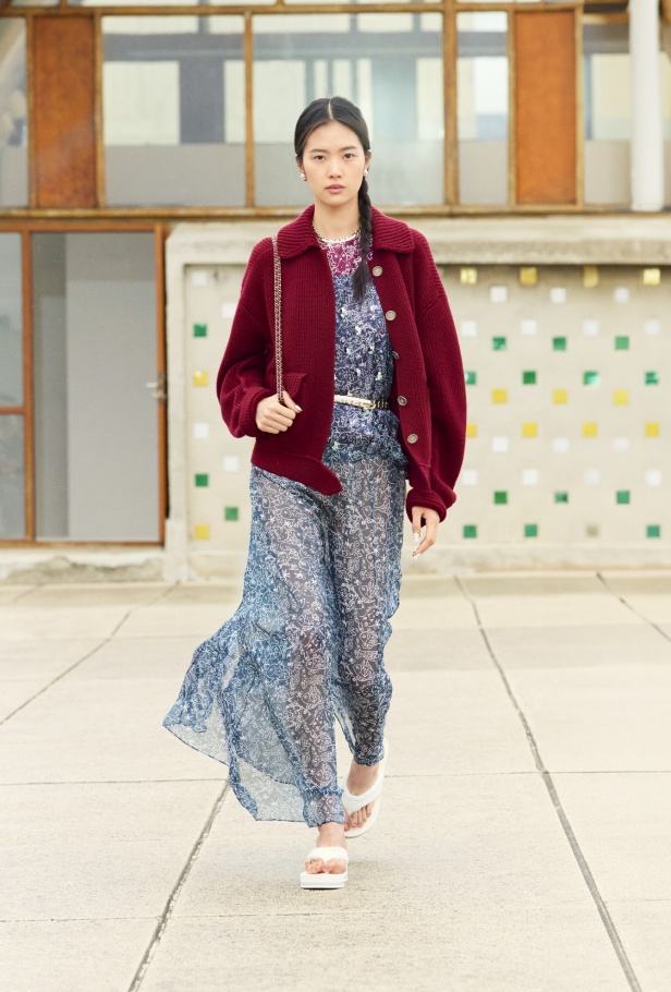 مرسيليا تستضيف عرض CHANEL لمجموعة Cruise 2024-2025: تصاميم عصرية تتناغم مع إرث كوكو شانيل