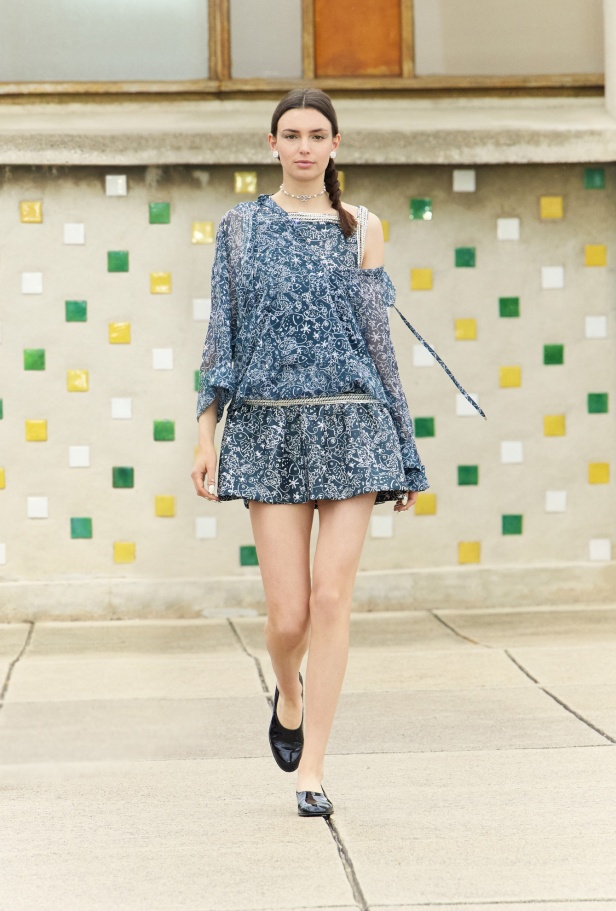 مرسيليا تستضيف عرض CHANEL لمجموعة Cruise 2024-2025: تصاميم عصرية تتناغم مع إرث كوكو شانيل