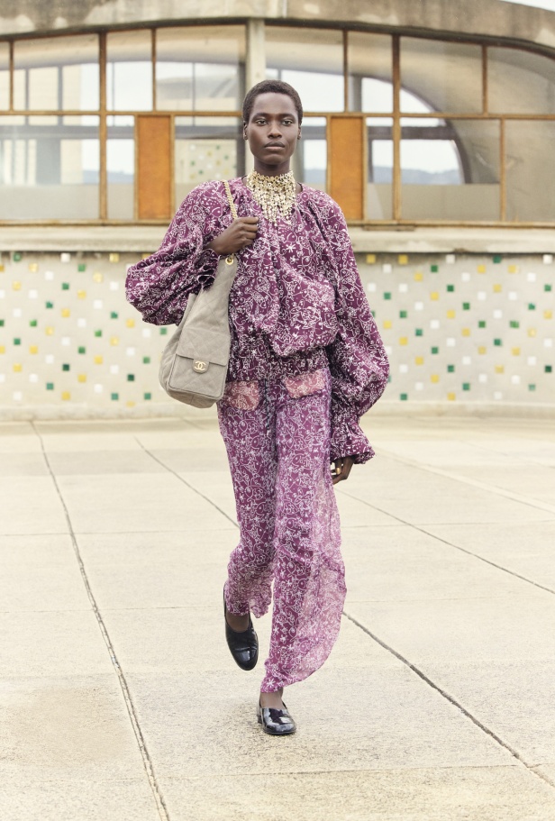 مرسيليا تستضيف عرض CHANEL لمجموعة Cruise 2024-2025: تصاميم عصرية تتناغم مع إرث كوكو شانيل