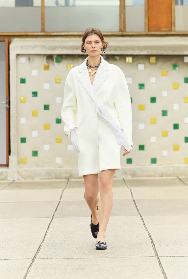 مرسيليا تستضيف عرض CHANEL لمجموعة Cruise 2024-2025: تصاميم عصرية تتناغم مع إرث كوكو شانيل