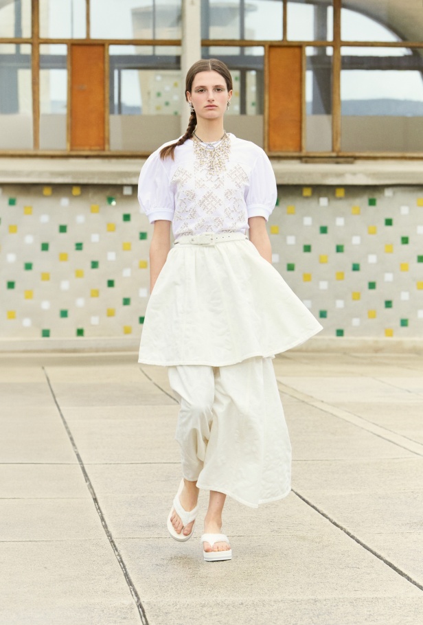 مرسيليا تستضيف عرض CHANEL لمجموعة Cruise 2024-2025: تصاميم عصرية تتناغم مع إرث كوكو شانيل