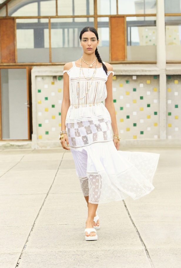 مرسيليا تستضيف عرض CHANEL لمجموعة Cruise 2024-2025: تصاميم عصرية تتناغم مع إرث كوكو شانيل