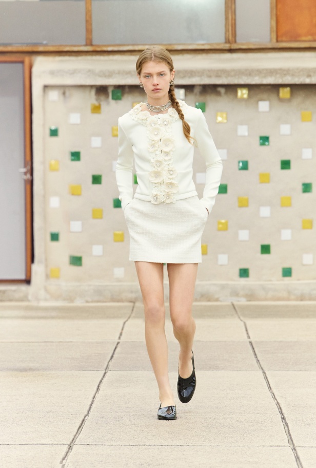 مرسيليا تستضيف عرض CHANEL لمجموعة Cruise 2024-2025: تصاميم عصرية تتناغم مع إرث كوكو شانيل