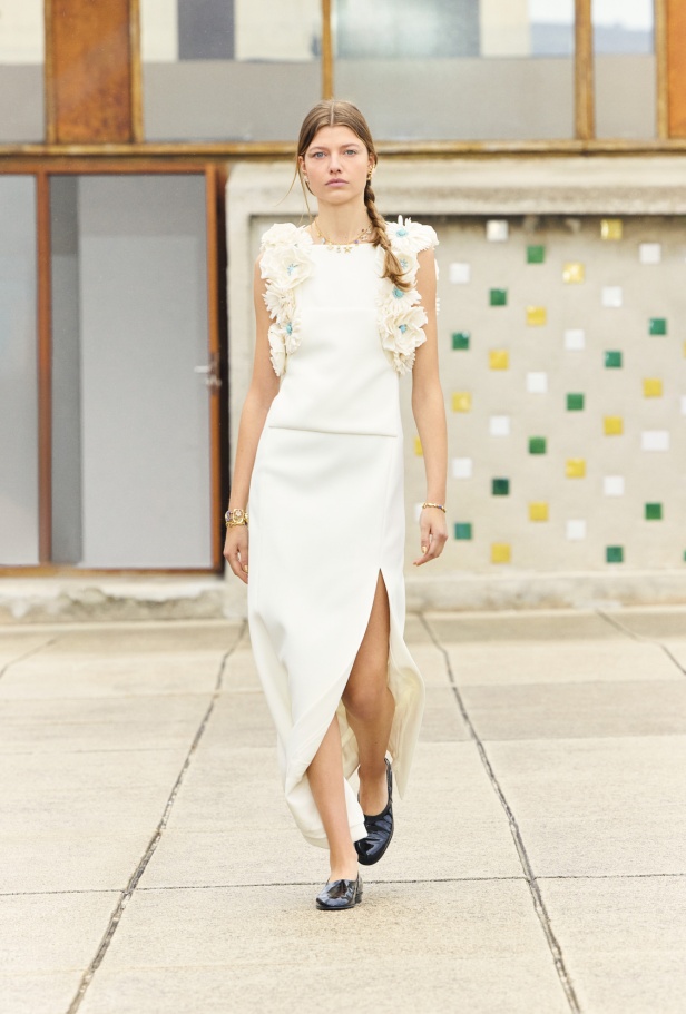 مرسيليا تستضيف عرض CHANEL لمجموعة Cruise 2024-2025: تصاميم عصرية تتناغم مع إرث كوكو شانيل