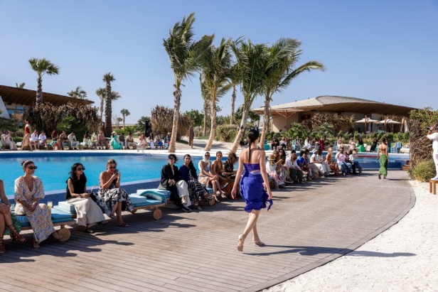 مجموعة متميّزة لعلامة EAU... أجمل تصاميم فساتين البحر وبدل السباحة