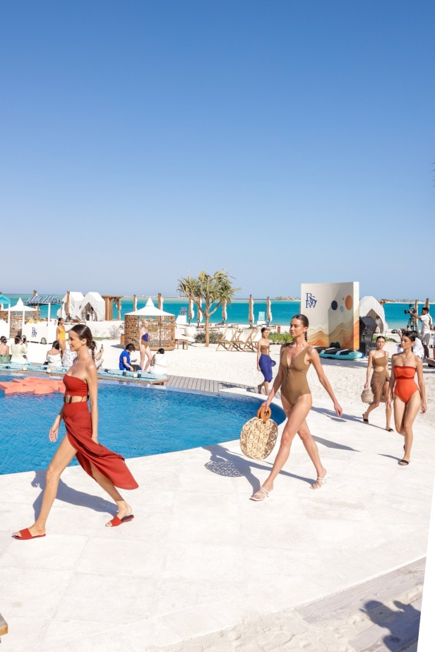 مجموعة متميّزة لعلامة EAU... أجمل تصاميم فساتين البحر وبدل السباحة