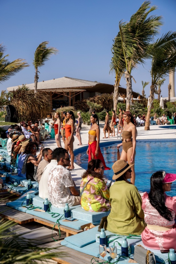 مجموعة متميّزة لعلامة EAU... أجمل تصاميم فساتين البحر وبدل السباحة