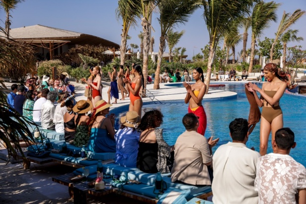 مجموعة متميّزة لعلامة EAU... أجمل تصاميم فساتين البحر وبدل السباحة