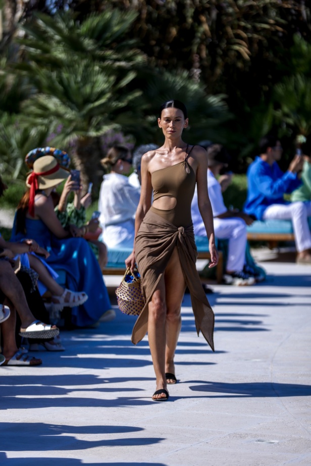 مجموعة متميّزة لعلامة EAU... أجمل تصاميم فساتين البحر وبدل السباحة