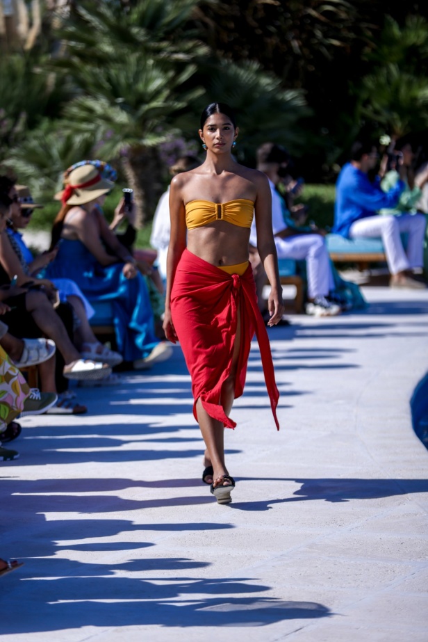 مجموعة متميّزة لعلامة EAU... أجمل تصاميم فساتين البحر وبدل السباحة