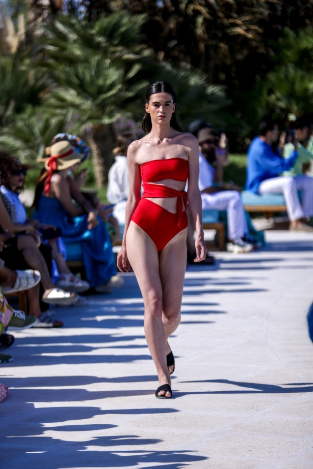 مجموعة متميّزة لعلامة EAU... أجمل تصاميم فساتين البحر وبدل السباحة