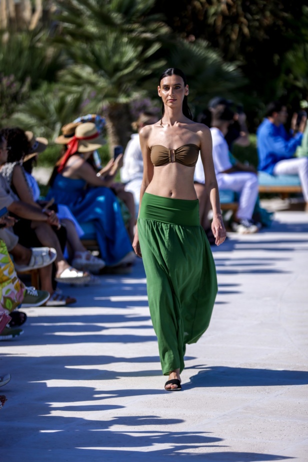 مجموعة متميّزة لعلامة EAU... أجمل تصاميم فساتين البحر وبدل السباحة