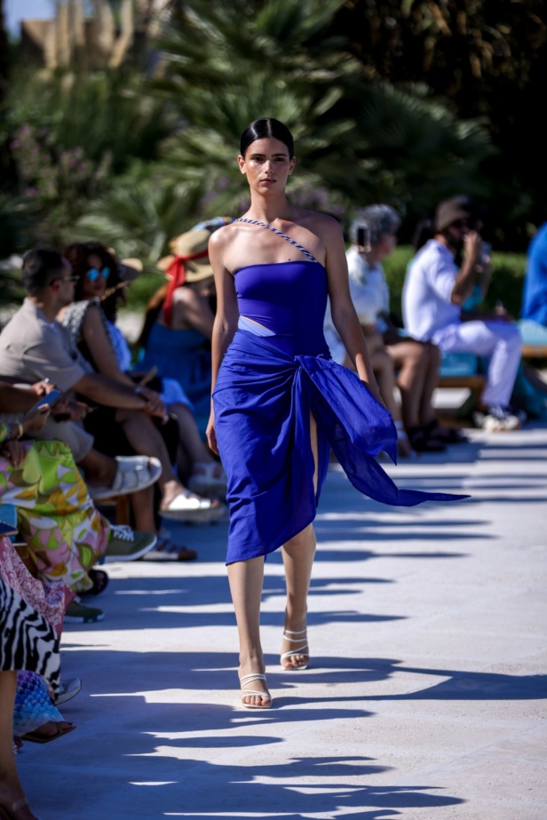 مجموعة متميّزة لعلامة EAU... أجمل تصاميم فساتين البحر وبدل السباحة