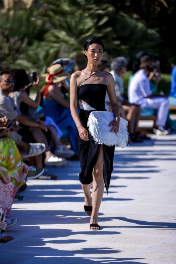 مجموعة متميّزة لعلامة EAU... أجمل تصاميم فساتين البحر وبدل السباحة