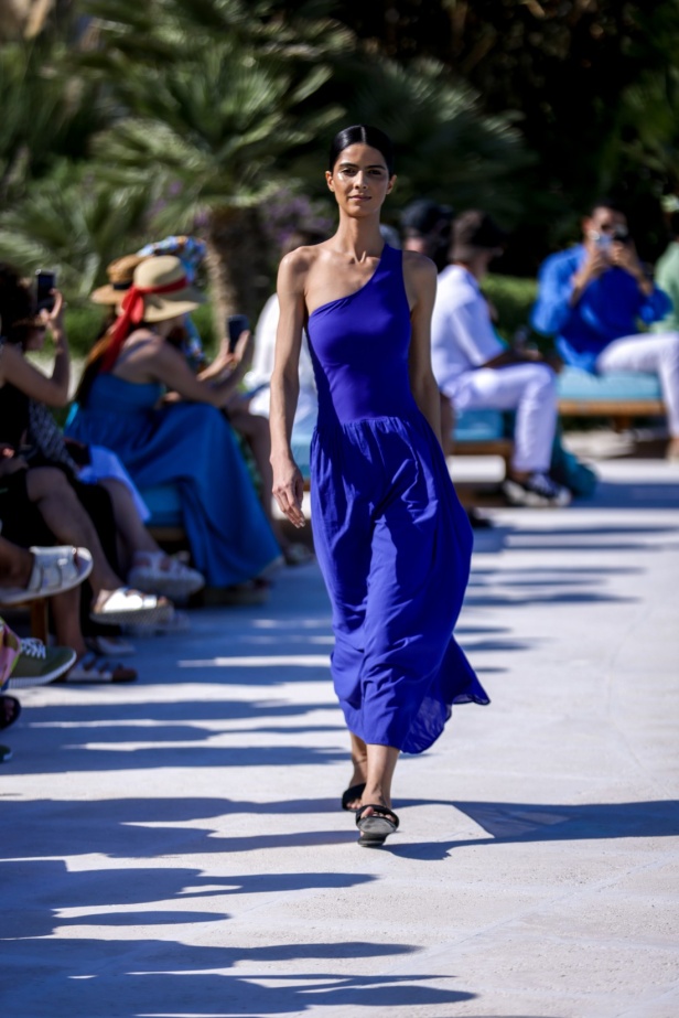 مجموعة متميّزة لعلامة EAU... أجمل تصاميم فساتين البحر وبدل السباحة