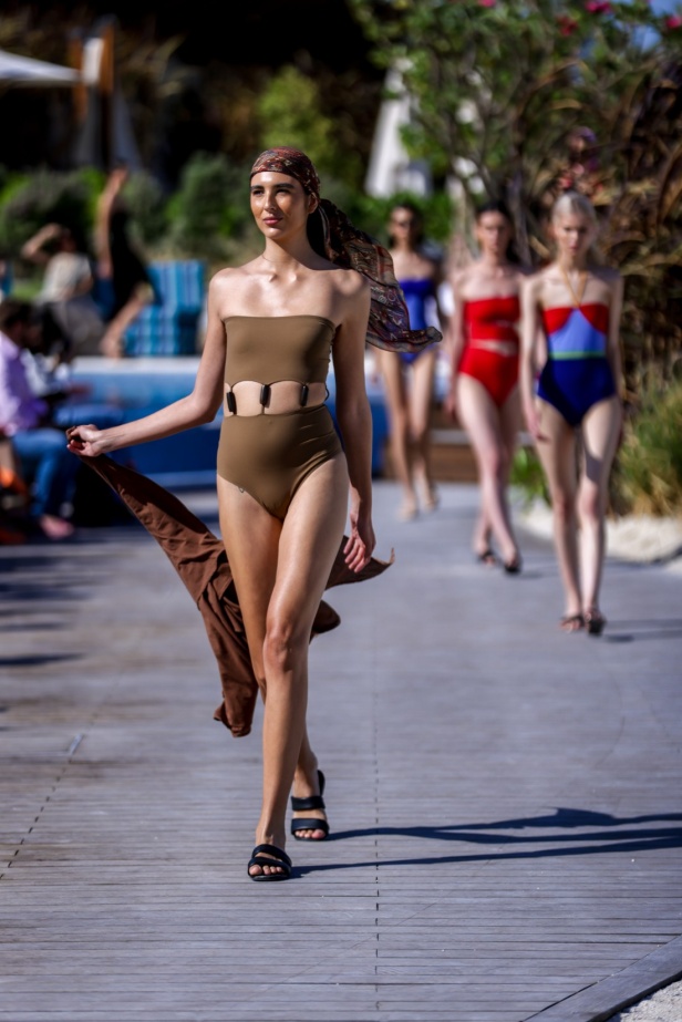 مجموعة متميّزة لعلامة EAU... أجمل تصاميم فساتين البحر وبدل السباحة