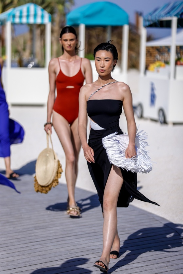 مجموعة متميّزة لعلامة EAU... أجمل تصاميم فساتين البحر وبدل السباحة