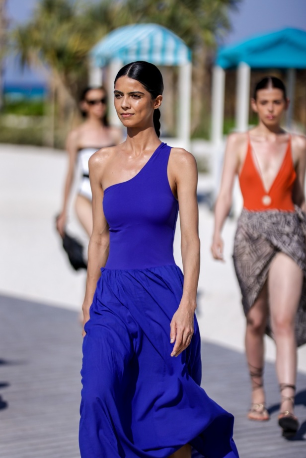 مجموعة متميّزة لعلامة EAU... أجمل تصاميم فساتين البحر وبدل السباحة