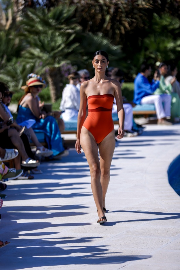 مجموعة متميّزة لعلامة EAU... أجمل تصاميم فساتين البحر وبدل السباحة