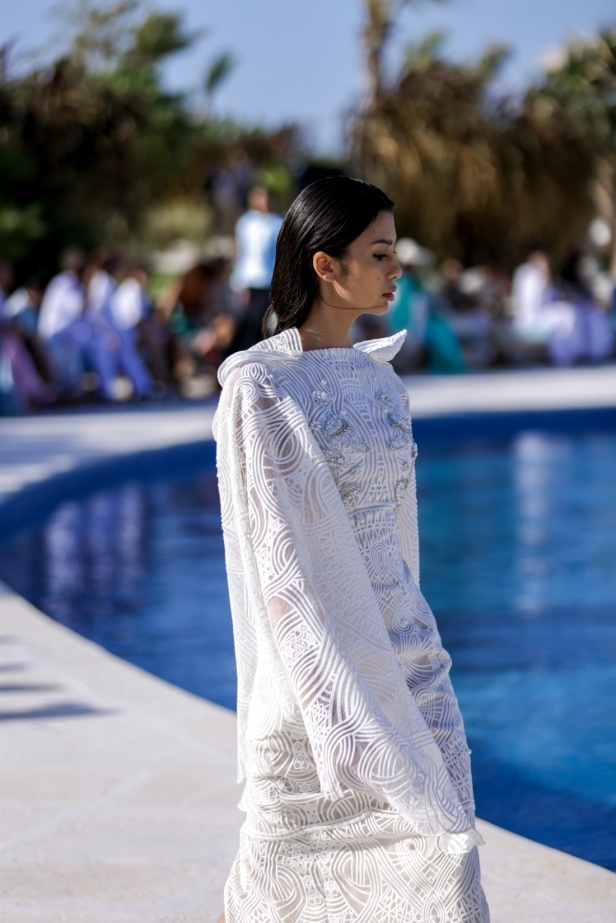 سارة التويم تأخذ الحضور في أسبوع الموضة في البحر الأحمر برحلة إلى أعماق البحار