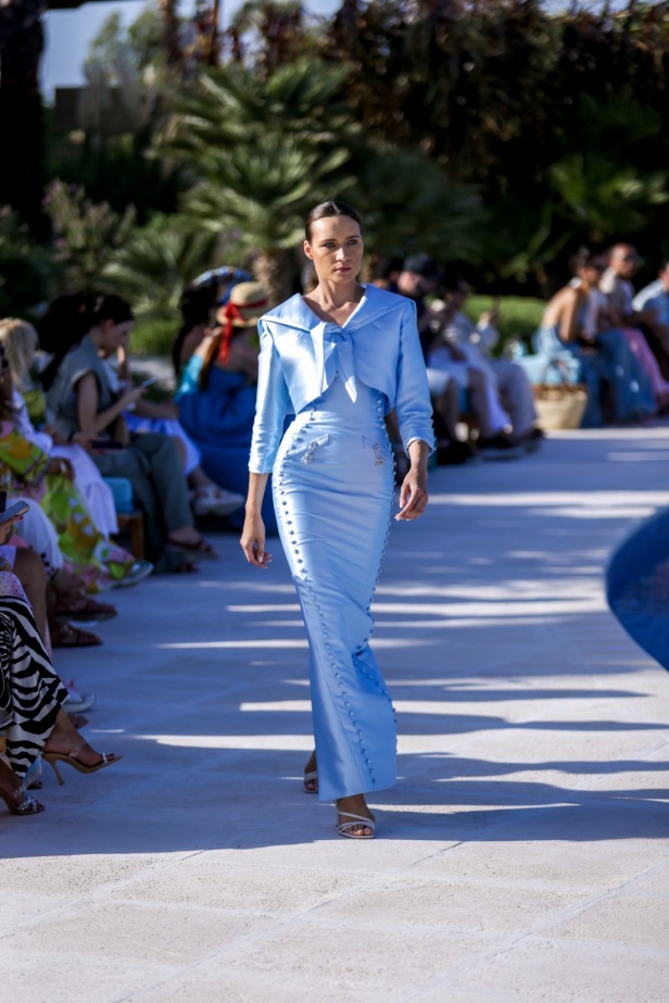 سارة التويم تأخذ الحضور في أسبوع الموضة في البحر الأحمر برحلة إلى أعماق البحار