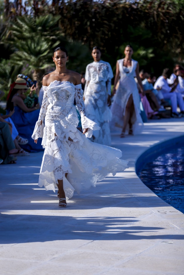 سارة التويم تأخذ الحضور في أسبوع الموضة في البحر الأحمر برحلة إلى أعماق البحار