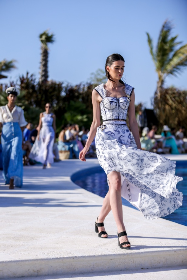 سارة التويم تأخذ الحضور في أسبوع الموضة في البحر الأحمر برحلة إلى أعماق البحار