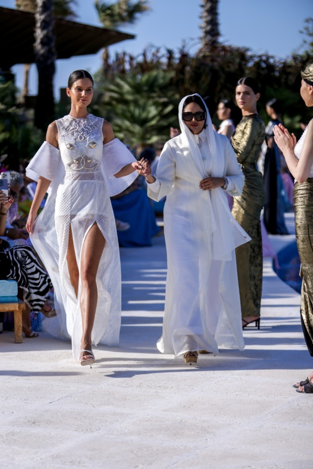 سارة التويم تأخذ الحضور في أسبوع الموضة في البحر الأحمر برحلة إلى أعماق البحار