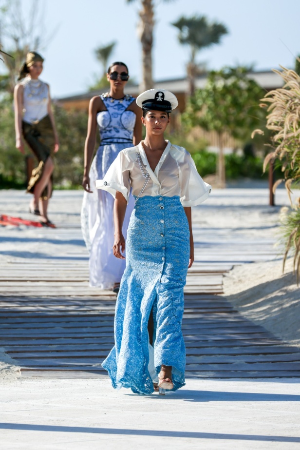 سارة التويم تأخذ الحضور في أسبوع الموضة في البحر الأحمر برحلة إلى أعماق البحار