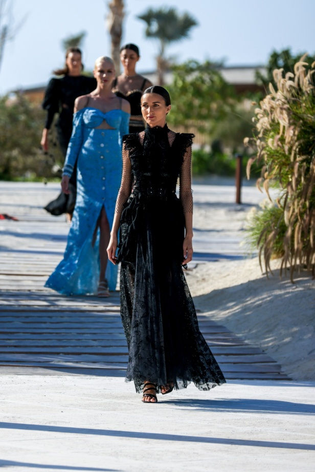 سارة التويم تأخذ الحضور في أسبوع الموضة في البحر الأحمر برحلة إلى أعماق البحار