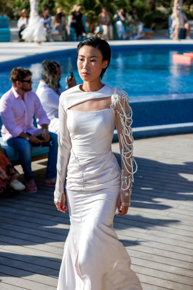 سارة التويم تأخذ الحضور في أسبوع الموضة في البحر الأحمر برحلة إلى أعماق البحار