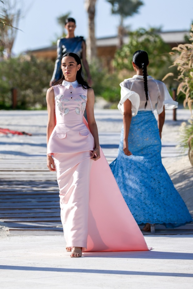 سارة التويم تأخذ الحضور في أسبوع الموضة في البحر الأحمر برحلة إلى أعماق البحار