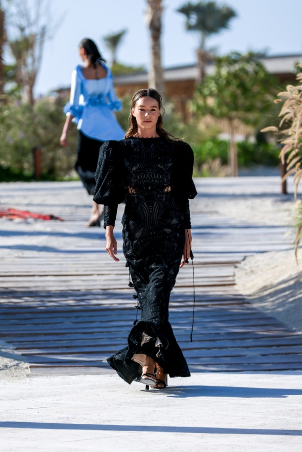 سارة التويم تأخذ الحضور في أسبوع الموضة في البحر الأحمر برحلة إلى أعماق البحار