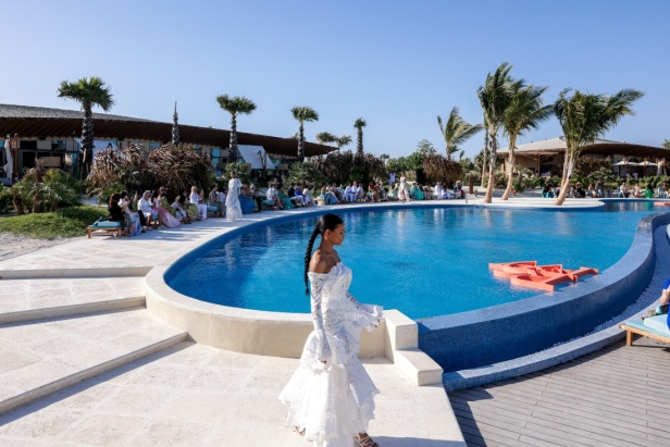 سارة التويم تأخذ الحضور في أسبوع الموضة في البحر الأحمر برحلة إلى أعماق البحار