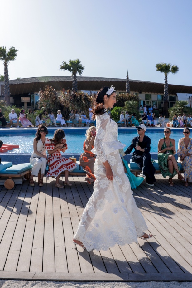 سارة التويم تأخذ الحضور في أسبوع الموضة في البحر الأحمر برحلة إلى أعماق البحار