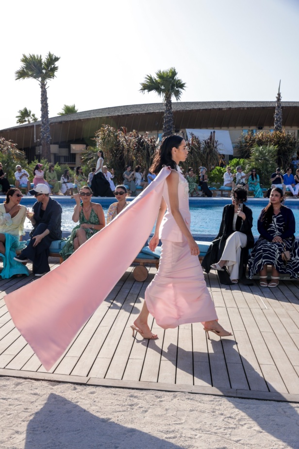 سارة التويم تأخذ الحضور في أسبوع الموضة في البحر الأحمر برحلة إلى أعماق البحار