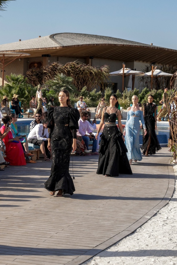 سارة التويم تأخذ الحضور في أسبوع الموضة في البحر الأحمر برحلة إلى أعماق البحار