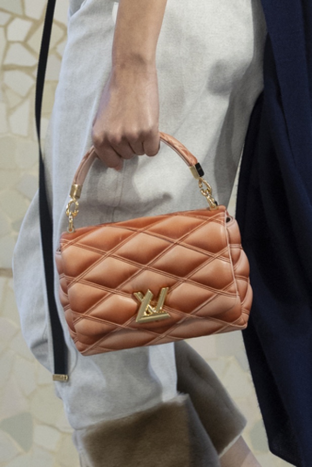 مجموعة Louis Vuitton لـCruise 2025.. تصاميم لافتة مزجت بين الماضي العريق والحداثة