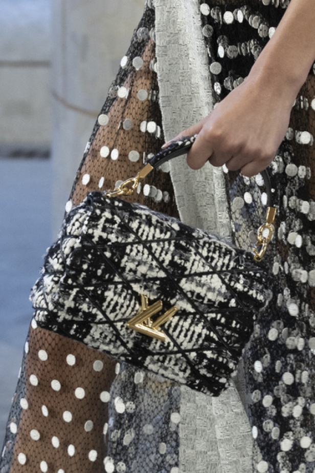 مجموعة Louis Vuitton لـCruise 2025.. تصاميم لافتة مزجت بين الماضي العريق والحداثة