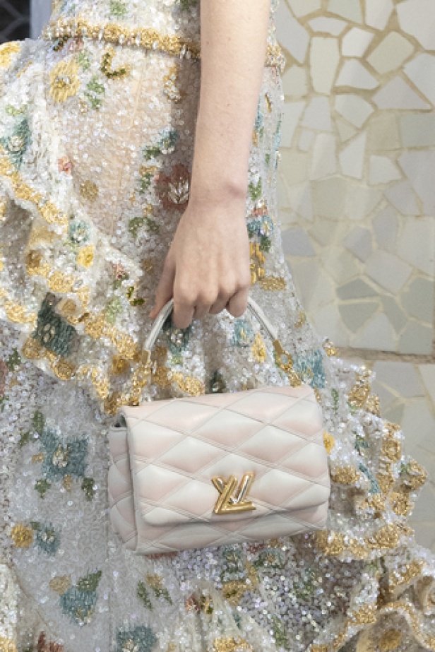 مجموعة Louis Vuitton لـCruise 2025.. تصاميم لافتة مزجت بين الماضي العريق والحداثة